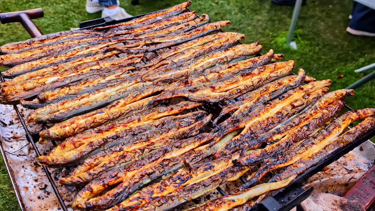 Pesce alla griglia su barbecue all'aperto con spezie vivaci, fresco e delizioso