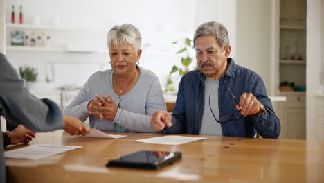 Zuhause,-Seniorenpaar-Und-Papierkram-Mit-Investitionen