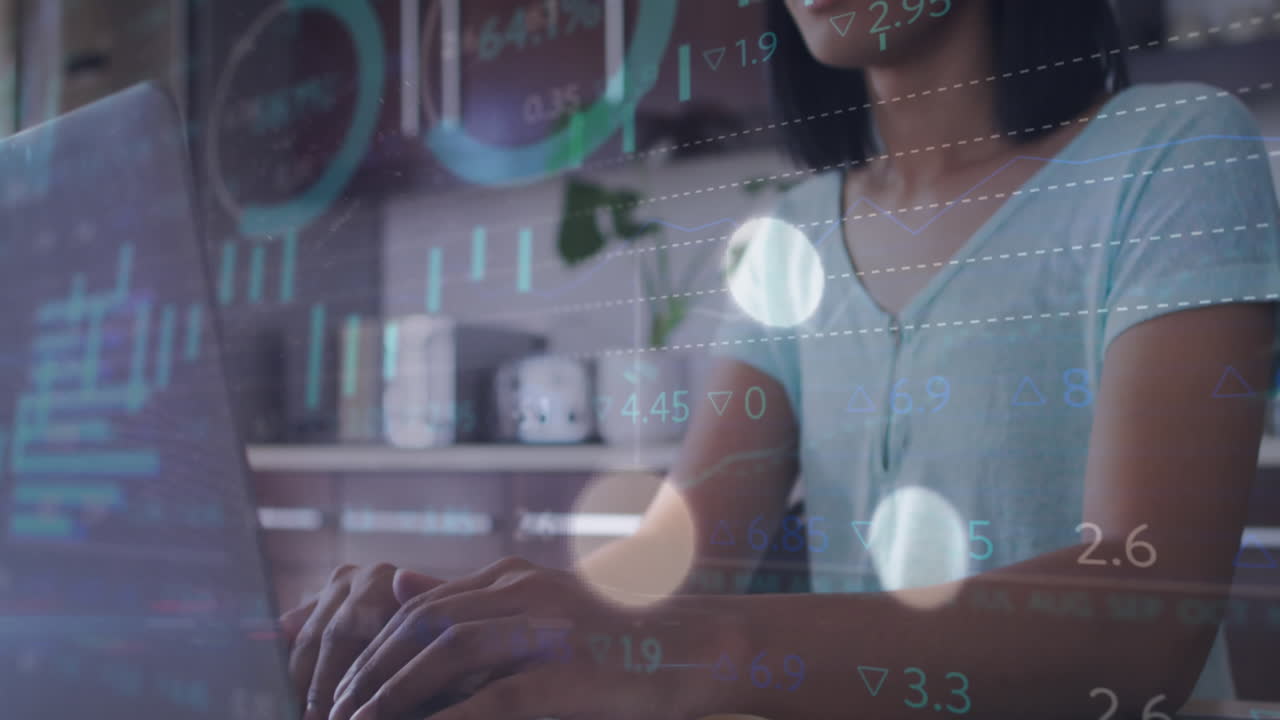 animación de procesamiento de datos financieros sobre una mujer de negocios biracial usando una computadora portátil
