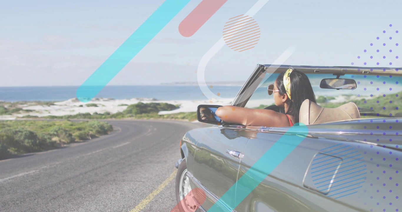 Donna che guida una decappottabile con il braccio appoggiato sul volante mentre il mare attira lo sguardo, con barre di viaggio che si sovrappongono sul cromo