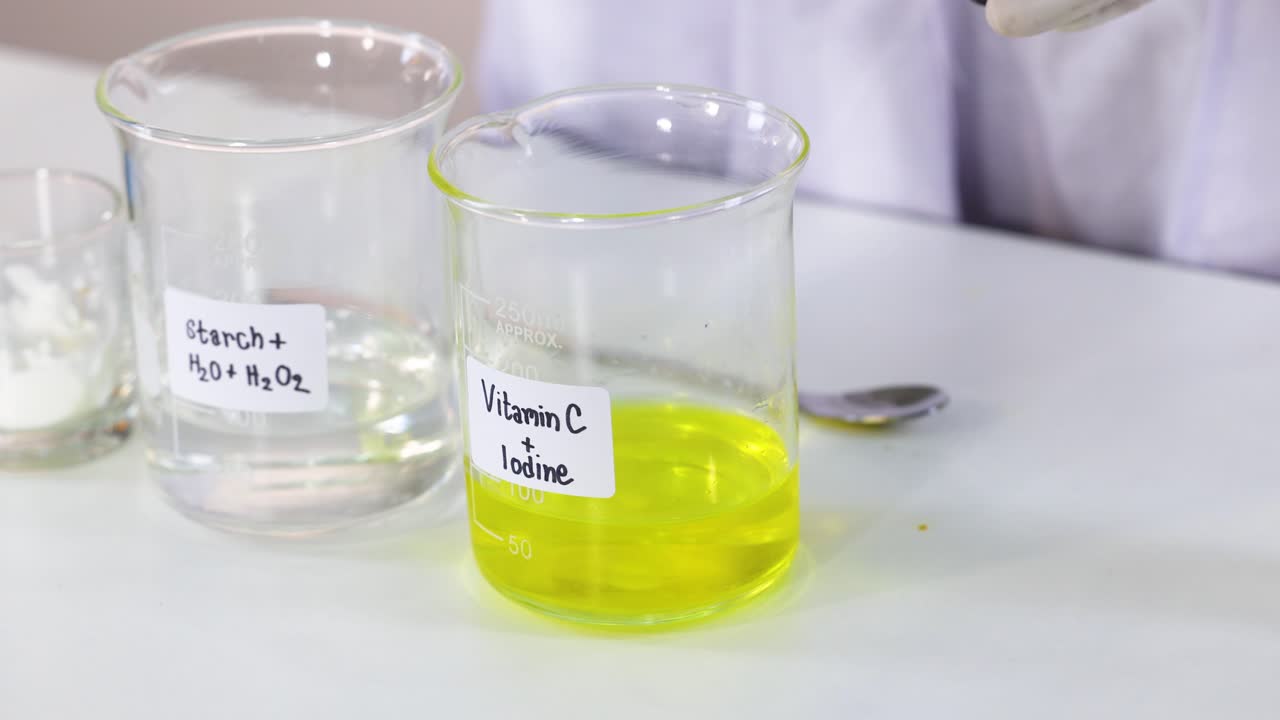 색이 변하는 화학 반응 시연