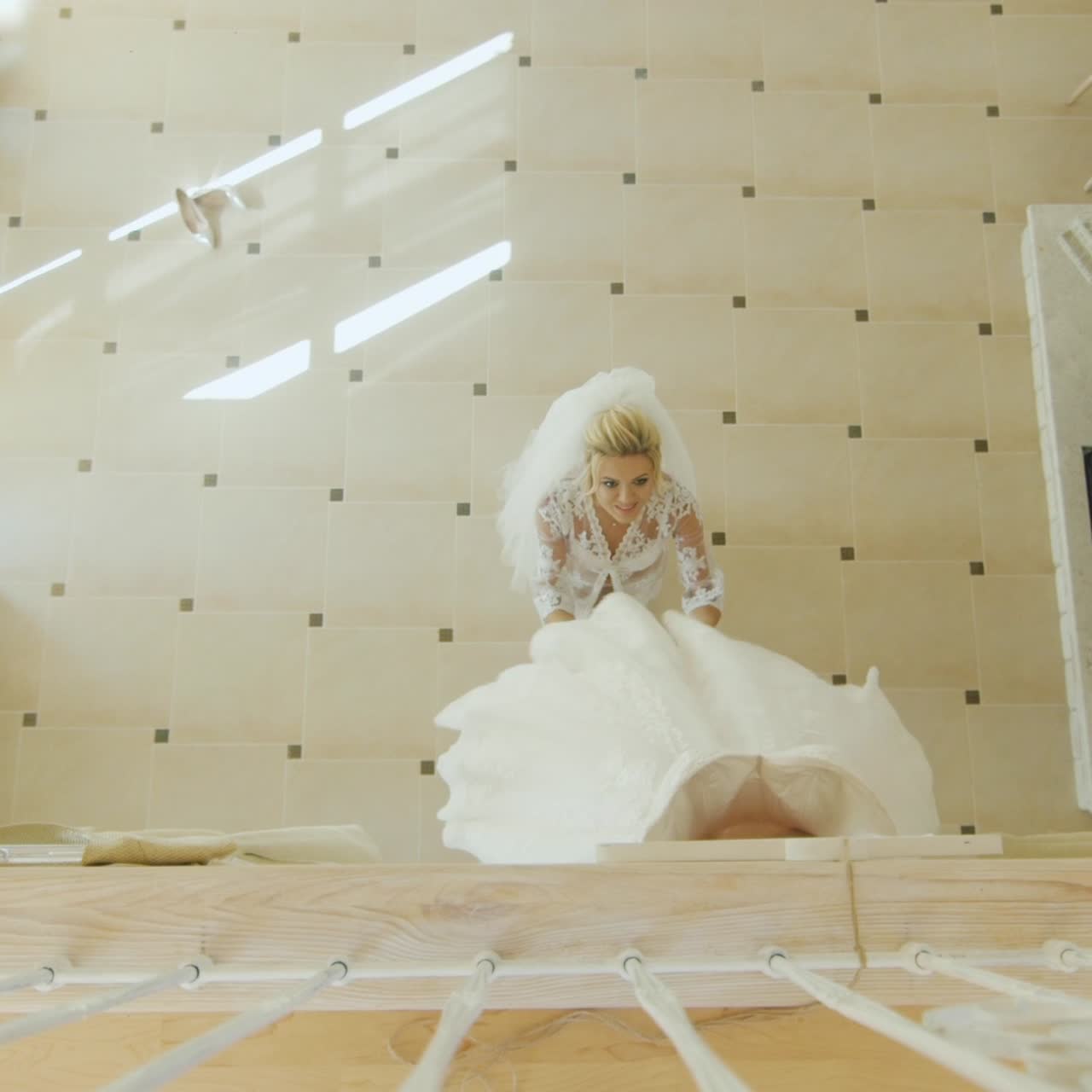 novia con ropa hermosa adecuada para su vestido de novia 1