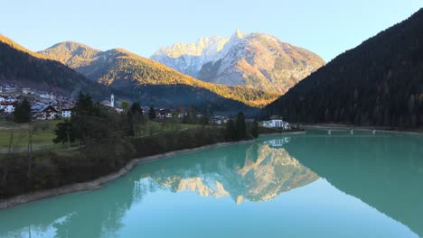 Spiegelung-Der-Schneebedeckten-Berge-In-Einem-Türkisfarbenen-See