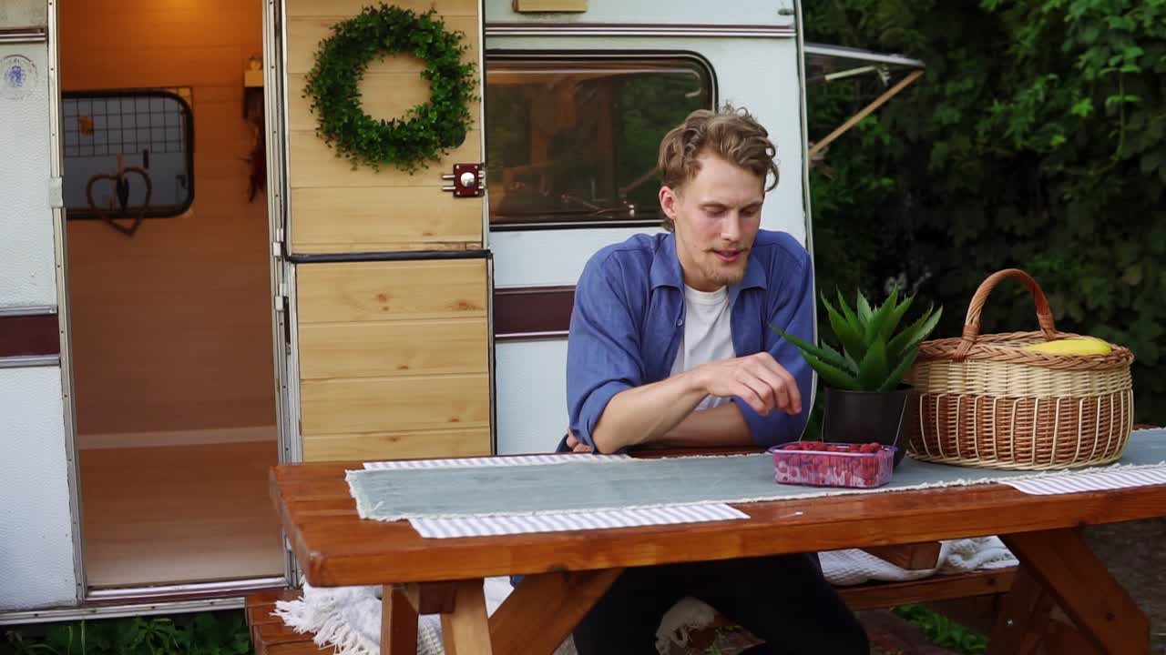 retrato de una pareja alegre al aire libre cerca de su casa rodante 1