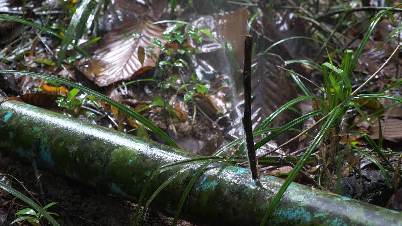 fuga de agua del agujero en la tubería de agua que se ha tapado con un palo