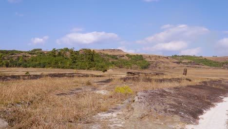 黃色草地,鄉村山脈,白天有鮮藍天空