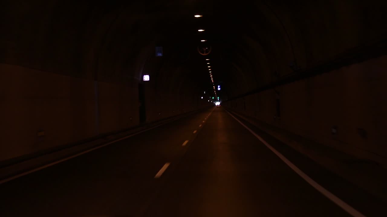 산을 통과하는 사람이 만든 고속도로 터널 내부