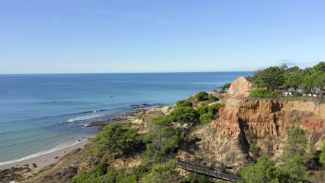 Vista-Aérea-Del-Paseo-Marítimo-Hacia-La-Playa-Con-Paisaje-Marino-Desde-El-Mirador-De-Falesia-En-Olhos-De-Agua,-Albufeira,-Portugal