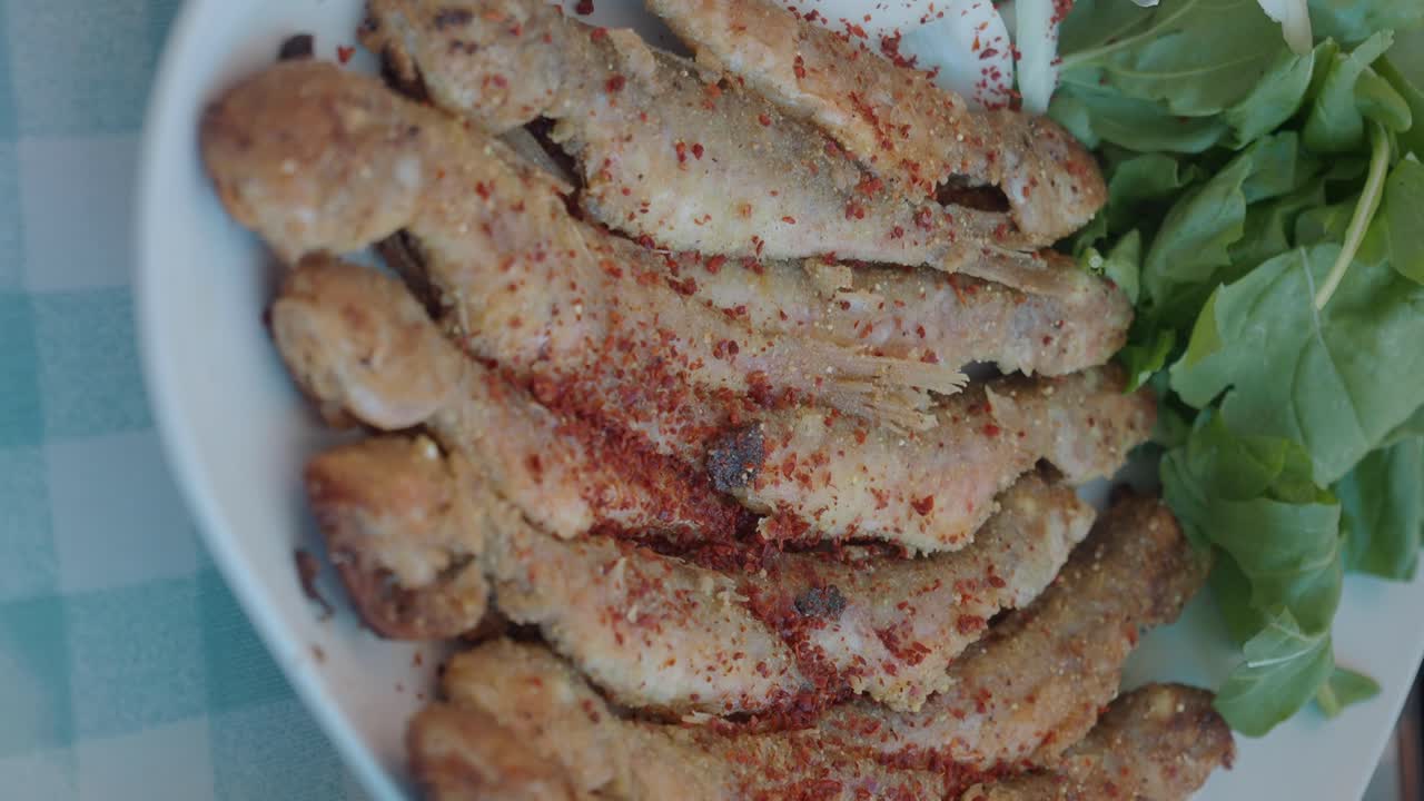 pescado frito con ensalada