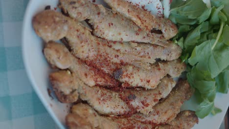 pescado frito con ensalada