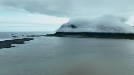 Der-Mit-Wolken-Bedeckte-Brunnenhorn-Berg-In-Ostisland---Drohnenaufnahme-Aus-Der-Luft