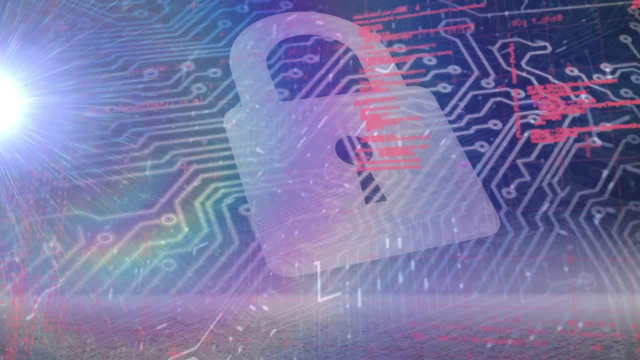 animación de código de programación y luz que se mueve sobre un candado gráfico y una placa de circuitos electrónicos