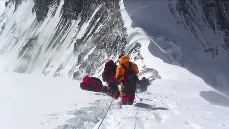 escaladores atascados y dando marcha atrás con vientos fuertes