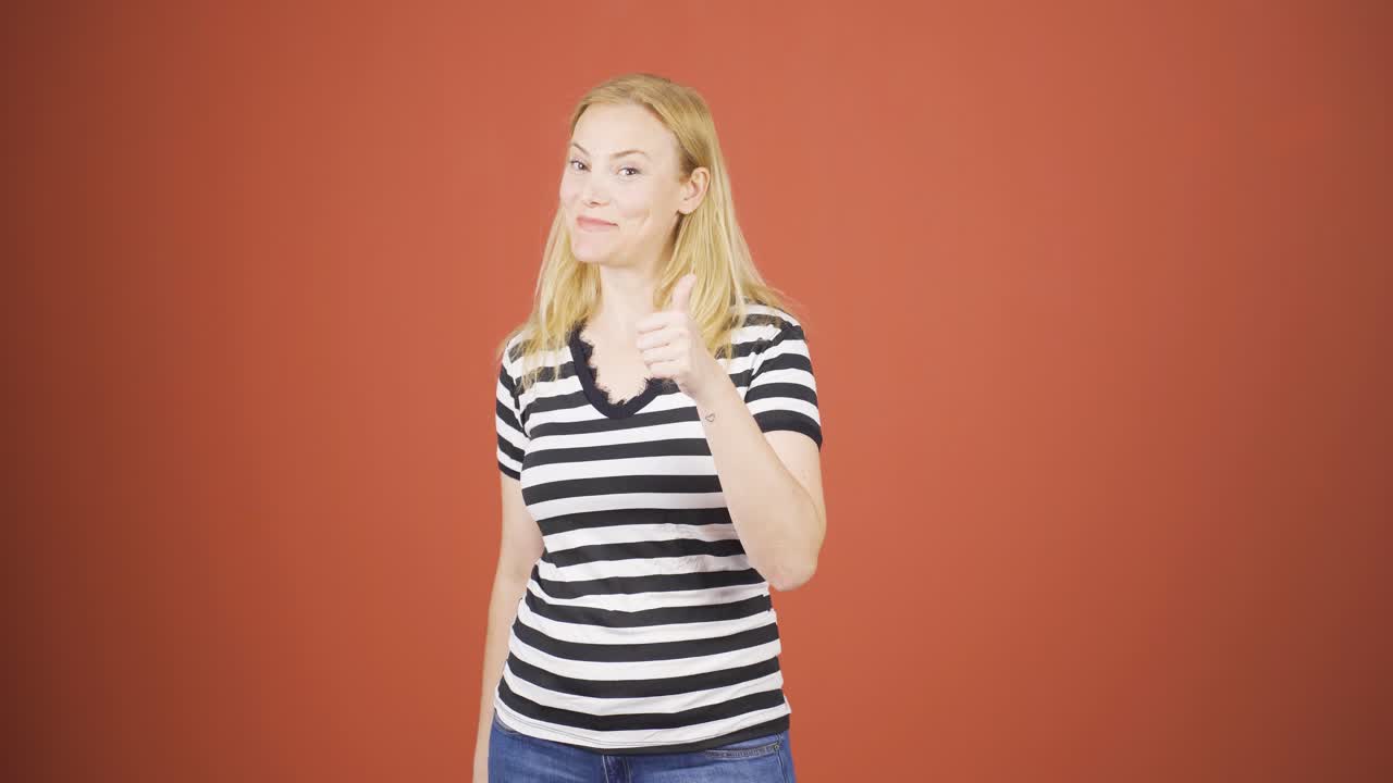 카메라를 바라보는 여자는 당신이 놀라운 사람이라고 말합니다.