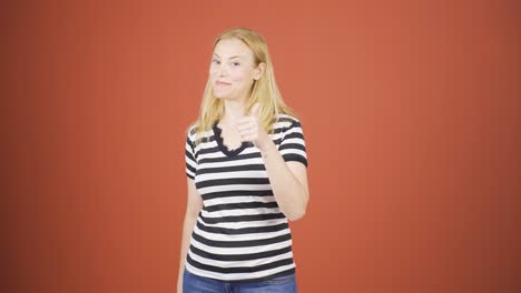 la mujer que mira a la cámara dice que eres increíble.