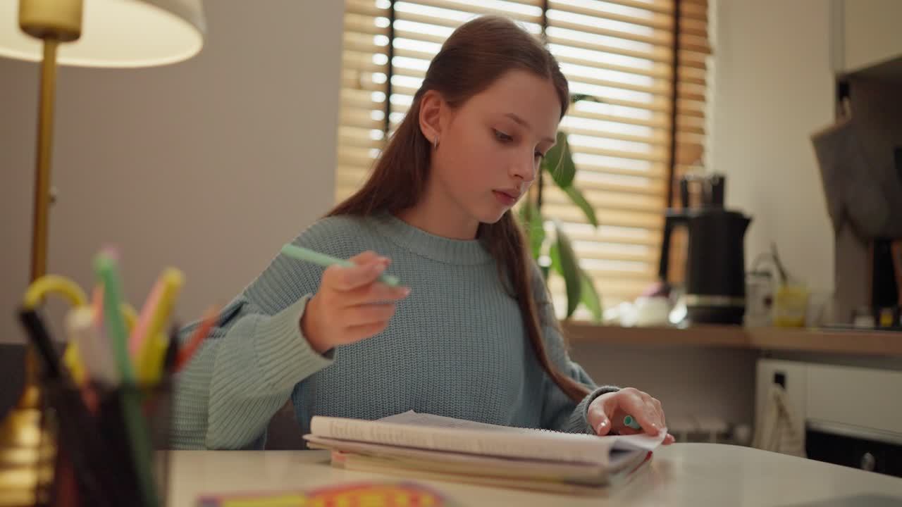 집에서 공부하는 십대 소녀