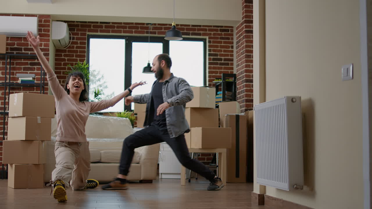 Ægtepar danser og fejrer, at de er flyttet sammen