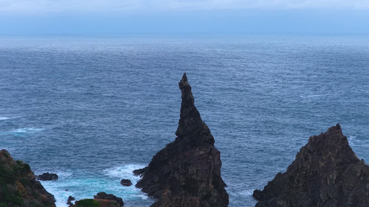 Candle Rock, Kannon Iwa en la costa de Kuniga de Nishinoshima, Japón