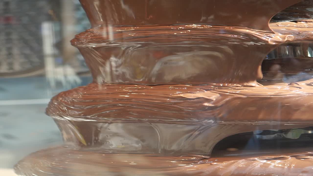 un primer plano de una fuente de chocolate
