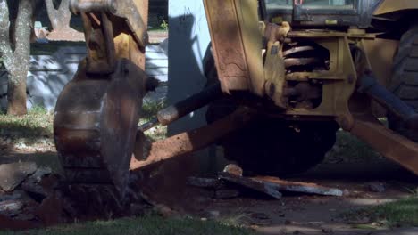 maquinaria industrial pesada que opera en el sitio de construcción de la ciudad, slo mo