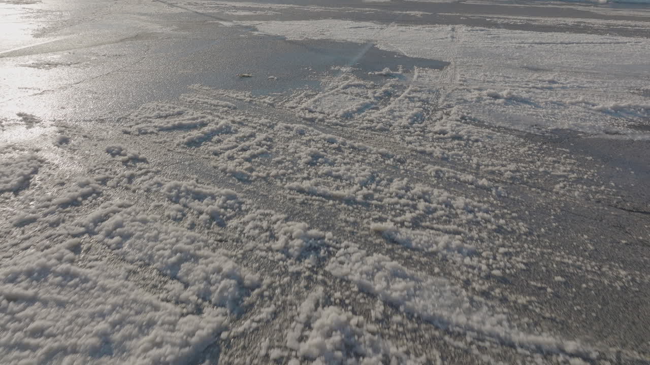 отъезжайте назад по покрытой снегом парковке в солнечный день