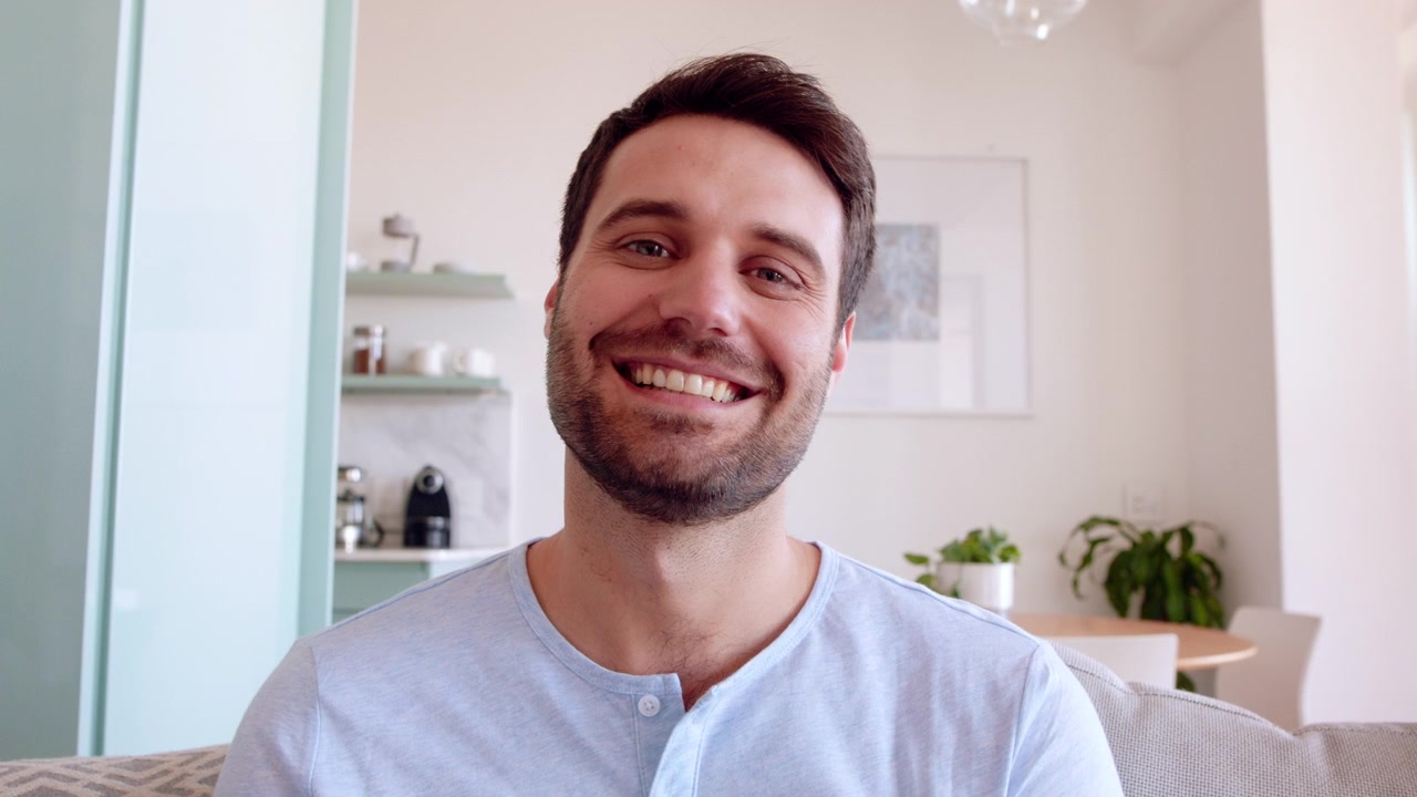 Giovane uomo che fa una videochiamata a casa