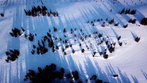 esquiar en los alpes con remonte y gente esquiando en la pista