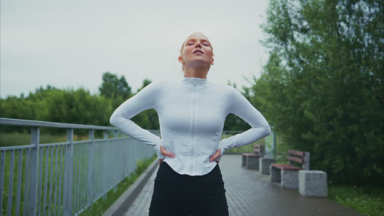 야외에서 스트레칭하는 여자