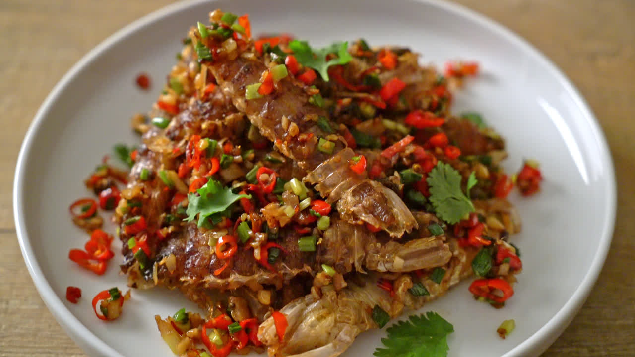 칠리와 소금을 곁들인 사마귀 새우 또는 가재 볶음 - 해산물 스타일