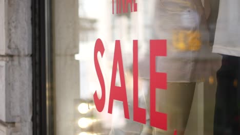 letrero de venta rojo en una ventana de una tienda