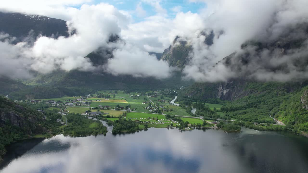 Vista aerea di Ovre Eidfjord situato all'estremità meridionale del lago Eidfjordvatnet
