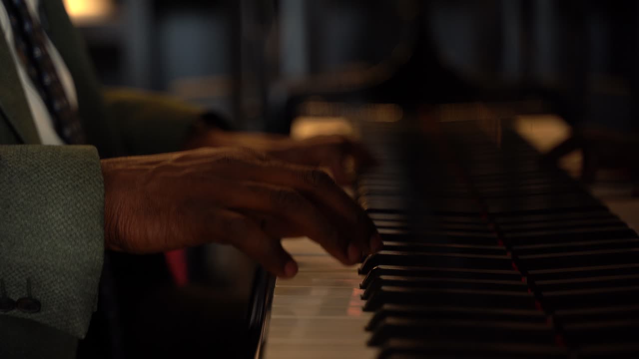 manos en el piano en un hotel de lujo en casablanca, marruecos