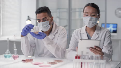 científicos que llevan a cabo experimentos en un laboratorio