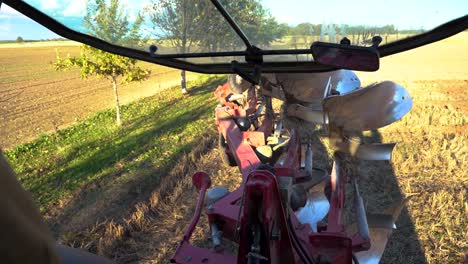 Persona-Que-Conduce-El-Tractor-Hacia-Atrás-Para-Comenzar-A-Arar-La-Tierra,-Punto-De-Vista