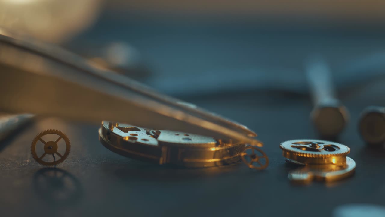 Bello laboratorio di orologiaio con molti pezzi e ingranaggi, orologio meccanico smontato