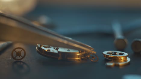 buen taller de relojero con muchas piezas y engranajes, reloj mecánico desmontado,