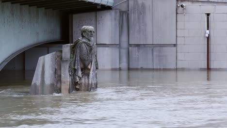 zouave-statue in steigendem hochwasser