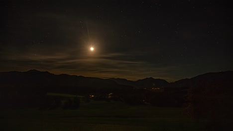 el pueblo de attersee de austria, noche mágica, disfruta de un panorama impresionante, hermoso cielo, y la luna llena, el timelapse captura el encanto, el viaje inolvidable, el deseo de viajar y la magia