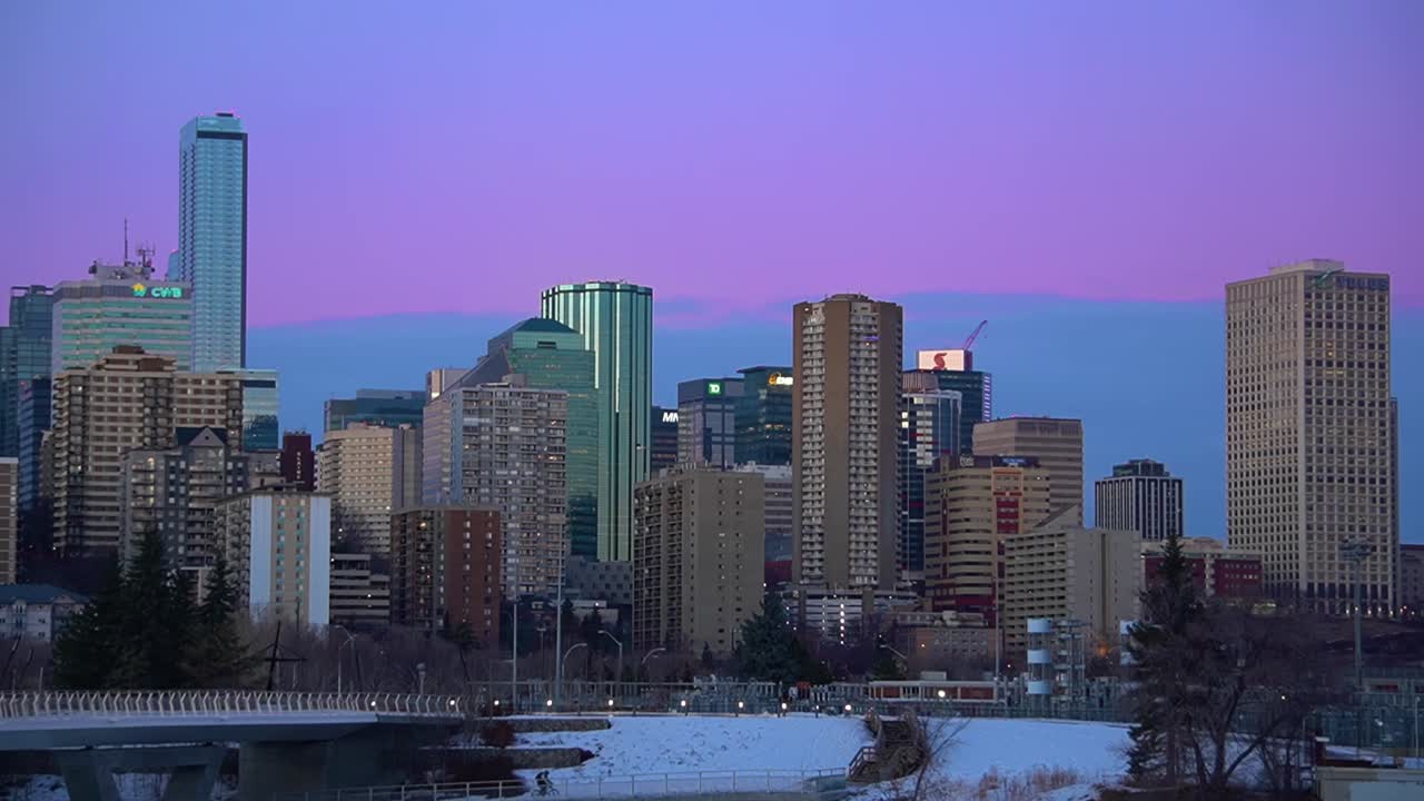 4k 루프의 보라색 파란색 일몰 스카이라인 스카이스크래퍼, 겨울 사이클리스트 페달 자전거, 배낭을 메고 검은 실루엣으로 월터 데일 현대 흰색 다리 지하도 건너 눈 얼음 1-2