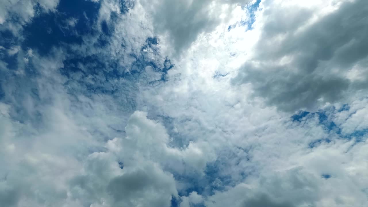 파란 하늘에서 구름이 움직이고 있습니다. 시간 경과