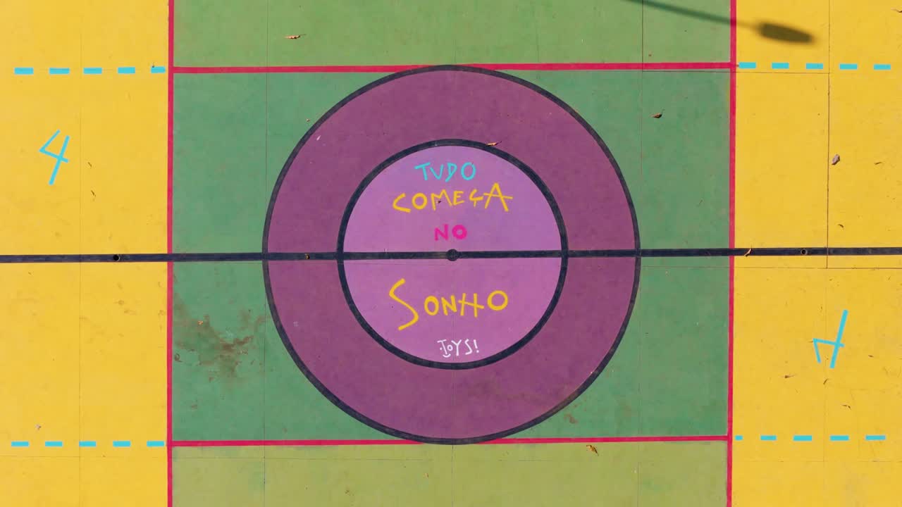 브라질 의 다채로운 코트 에서 농구 경기 를 보여 주는 공중 사진