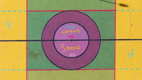 vista aérea que muestra un juego de baloncesto en una cancha colorida en brasil