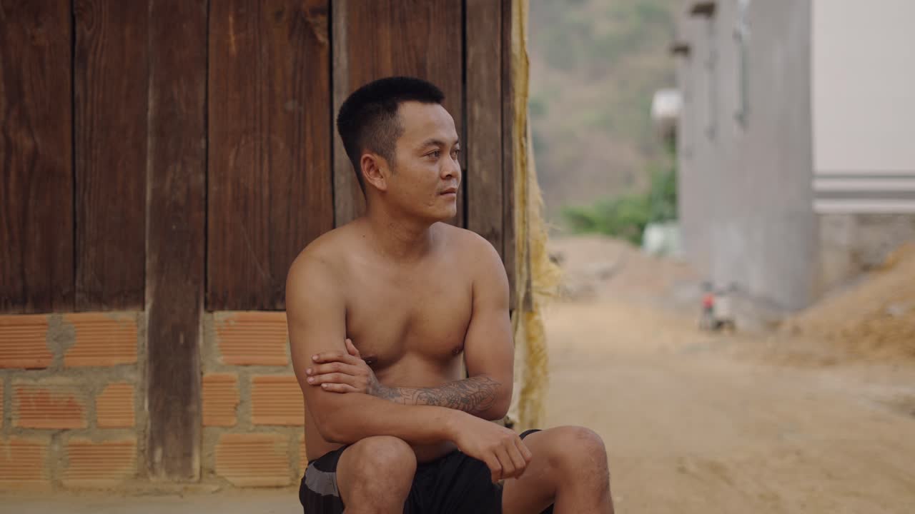 야외에 앉아 있는 남자