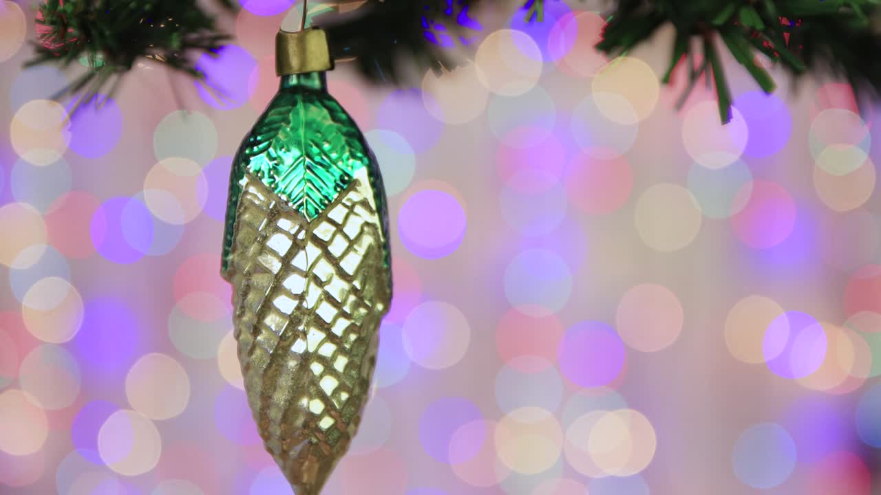 un cono de pino de juguete navideño en una rama, copia el espacio.