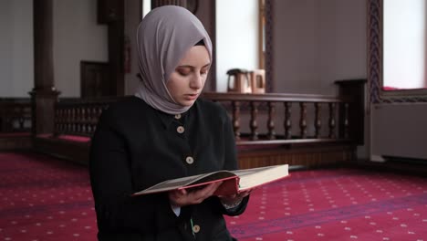 Mädchen-Liest-Koran