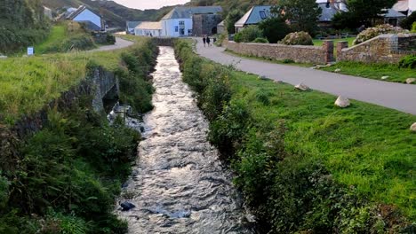 Vista-Del-Río-Valencia-Desde-El-Puente-En-El-Pueblo-De-Boscastle-En-Cornwall,-Inglaterra