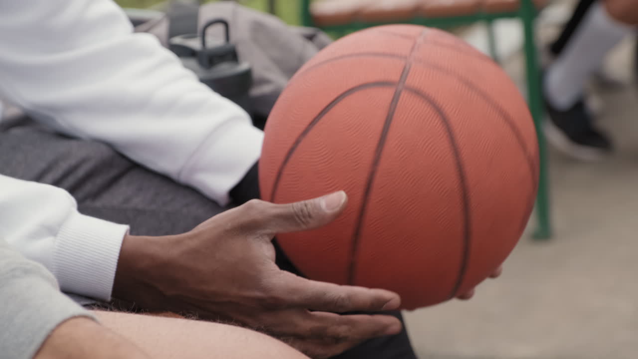 una persona que sostiene una pelota de baloncesto