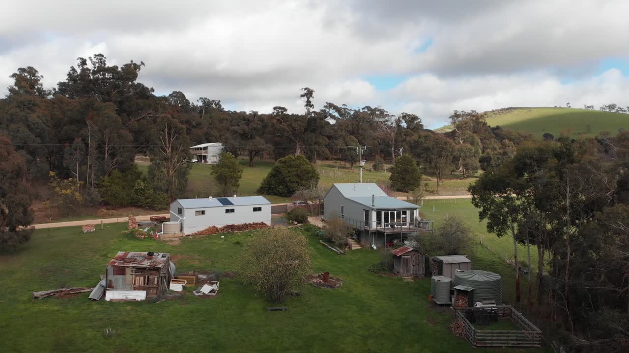imágenes de drones de una pequeña granja en el campo australiano