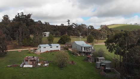 images de drone d'une petite ferme de campagne dans la campagne australienne