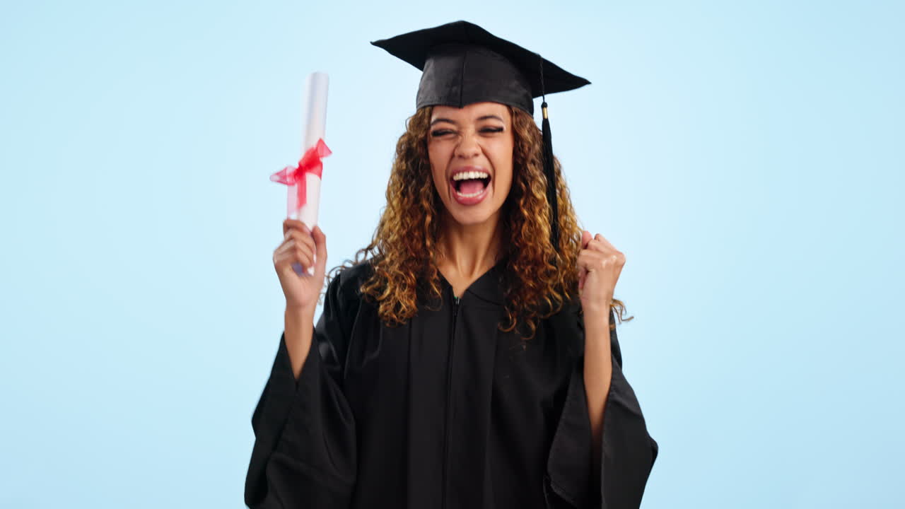 mujer feliz, estudiante y graduación
